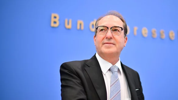 Innenminister Alexander Dobrindt (CSU) kündigte an, dass die im Koalitionsvertrag mit der SPD vereinbarte dreimonatige Speicherung von IP-Adressen zügig umgesetzt wird. - © Sebastian Christoph Gollnow/dpa