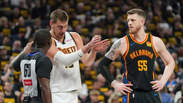 Isaiah Hartenstein (r.) verbuchte für die Oklahoma City Thunder zehn Punkte gegen die Denver Nuggets. - © Kyle Phillips/AP/dpa