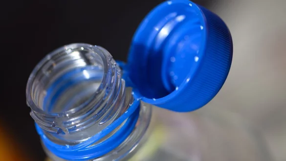 Am häufigsten fand das Forschungsteam in den Gewebeproben Partikel aus Polyethylen, das für Folien und Flaschen verwendet wird. (Symbolbild) - © Robert Michael/dpa