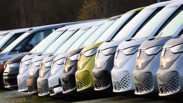 Die Nachfrage nach E-Autos ist im Jahr 2024 in Deutschland eingebrochen. (Archivbild) - © Julian Stratenschulte/dpa