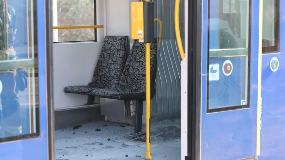 In der fahrenden Straßenbahn soll der tatverdächtige Ehemann des Opfers die Frau mit einer brennbaren Flüssigkeit überschüttet und dann angezündet haben. - © Bodo Schackow/dpa