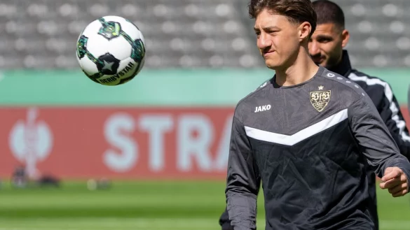 Mittelfeldstratege Angelo Stiller war nach seiner Bänderverletzung beim Abschlusstraining des VfB Stuttgart im Berliner Olympiastadion dabei. - © Soeren Stache/dpa