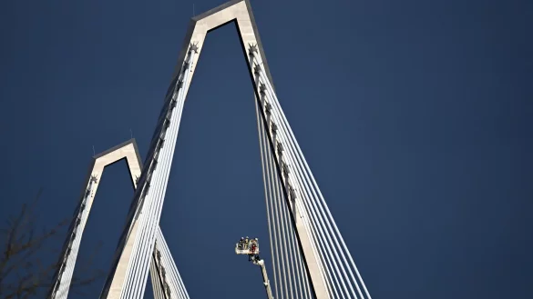 Von Hand wurden Eisbrocken von den Pylonen der Leverkusener Rheinbrücke entfernt. Herabfallende Brocken hatten zuvor Fahrzeuge beschädigt. Für die Aktion wurde die Brücke rund sechs Stunden lang gesperrt. - © Federico Gambarini/dpa
