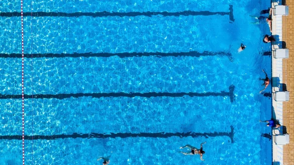 In manch einer Kommune ist f&uuml;r das Schwimmbad kein Geld mehr da. (Archivbild) - &copy; Christoph Reichwein/dpa