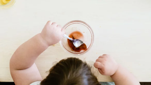 Dicke Kinder haben Experten zufolge auch als Erwachsene Übergewichtsprobleme. (Archivbild) - © Markus Scholz/dpa
