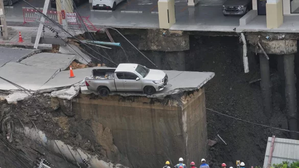 Bilder von dem spektakul&auml;ren Erdloch gingen schnell viral. - &copy; Sakchai Lalit/AP/dpa