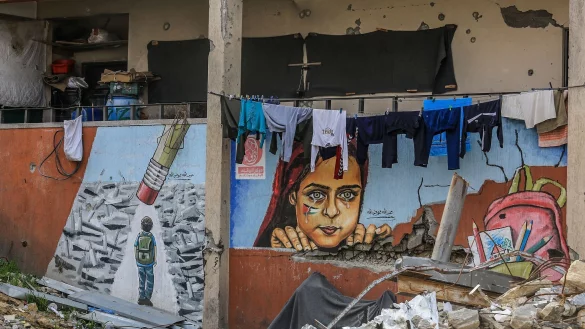 Blick auf zerstörtes Gebäude im Süden des Gazastreifens. - © Abed Rahim Khatib/dpa