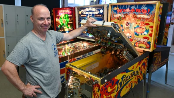 Meißner zeigt das Innenleben eines Flippers. - © Jens Kalaene/dpa