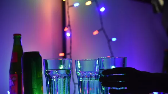 Immer wieder müssen unter dem Einfluss von K.-o.-Tropfen Opfer traumatisierende Übergriffe erleiden. (Symbolbild) - © Christian Thiele/dpa