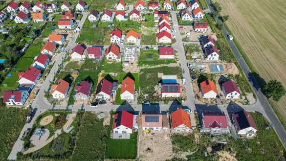 Begehrte Einfamilienhäuser: Der Immobilienmarkt kommt wieder in Fahrt (Archivbild) - © Jan Woitas/dpa