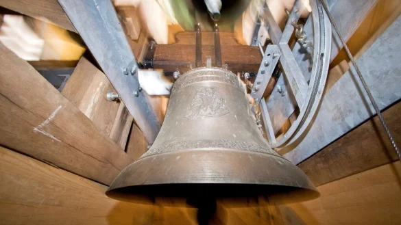 Pausenlos läutete eine Kirchenglocke auf einem Friedhof in Wuppertal - etwa anderthalb Stunden lang. (Symbolbild) - © Daniel Karmann/dpa