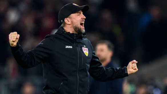 Nach dem Pokal-Coup steht für Sebastian Hoeneß und den VfB wieder der Liga-Alltag an. - © Tom Weller/dpa