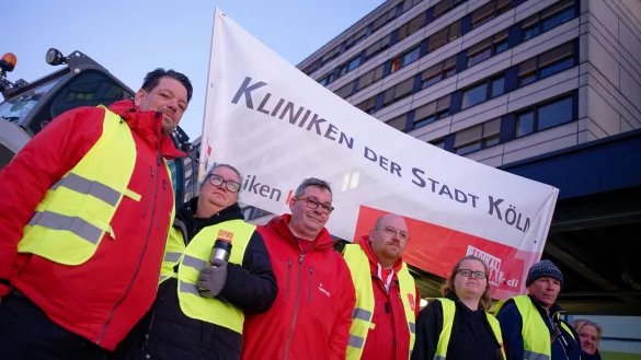 Auf die Straße statt zum Arbeitsplatz: An vielen Orten in NRW sind Warnstreiks angelaufen. - © Henning Kaiser/dpa