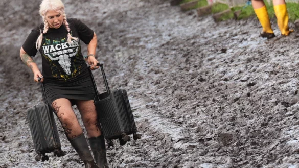 Nicht alle Besucherinnen und Besucher sind auf den Schlamm vorbereitet. - © Marcus Brandt/dpa