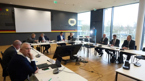 Union-Präsident Dirk Zingler (li.) und Bochums Geschäftsführer Ilja Kaenzig (ganz rechts) beim DFB-Bundesgericht in Frankfurt - © Thomas Frey/dpa