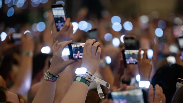 In ein Meer aus Smartphone-Bildschirmen zu schauen, findet nicht jeder Künstler gut. (Symbolbild) - © Marius Becker/dpa
