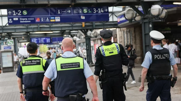 An den Bahnhöfen wollen Bundespolizei und DB Sicherheit gemeinsam die Präsenz erhöhen, um Straftaten vorzubeugen und das Sicherheitsgefühl der Reisenden zu stärken. (Archivfoto) - © Christian Charisius/dpa