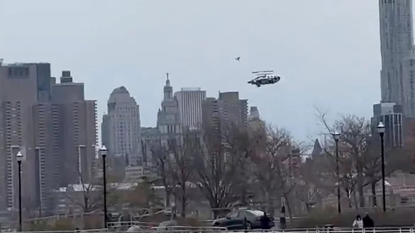 Das Unternehmen, dessen Sightseeing-Hubschrauber in den Hudson River gestürzt war, stellt den Betrieb ein. - © Bruce Wall/Bruce Wall via AP/dpa