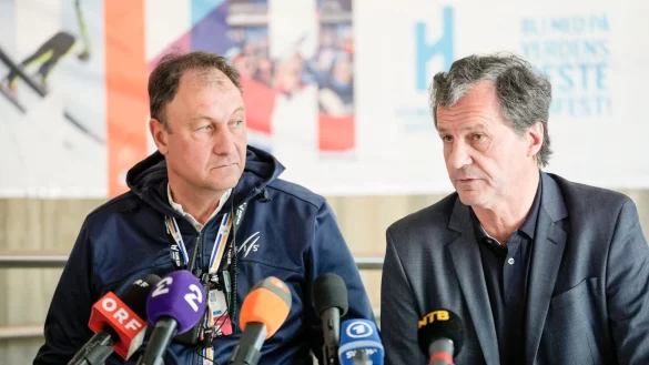 Fis-Rennleiter Sandro Pertile (l) wirkt angeschlagen. - © Terje Bendiksby/NTB/dpa