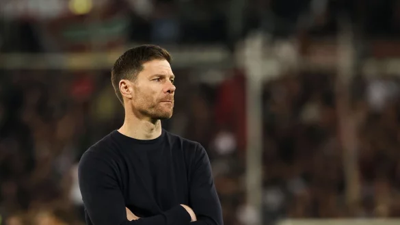 Keine Titel-Illusionen mehr: Bayer-Trainer Xabi Alonso. - © Christian Charisius/dpa