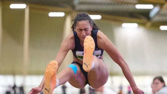 Dreispringerin Jessie Maduka verteidigte ihren Titel bei der Hallen-DM. - © Bernd Thissen/dpa