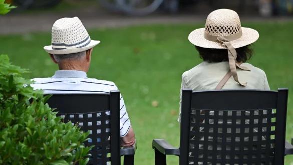 Im Schnitt gab es im vergangenen Jahr 1.154 Euro Rente monatlich. (Illustration) - © Arne Dedert/dpa