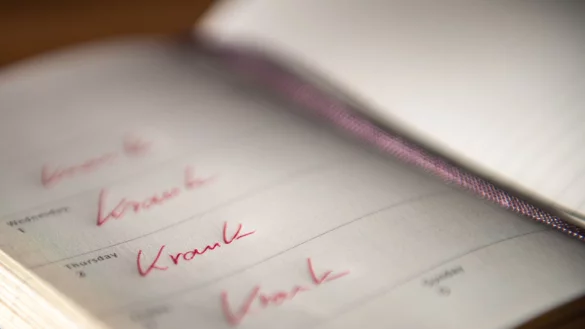 Wer gleich zu Beginn eines neuen Arbeitsverhältnisses krank wird, hat in der Regel keinen Anspruch auf Lohnfortzahlung. - © Zacharie Scheurer/dpa-tmn