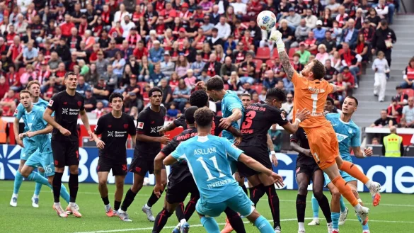 Torwart Mark Flekken war in der ersten Halbzeit mehrfach gefragt. - &copy; Federico Gambarini/dpa