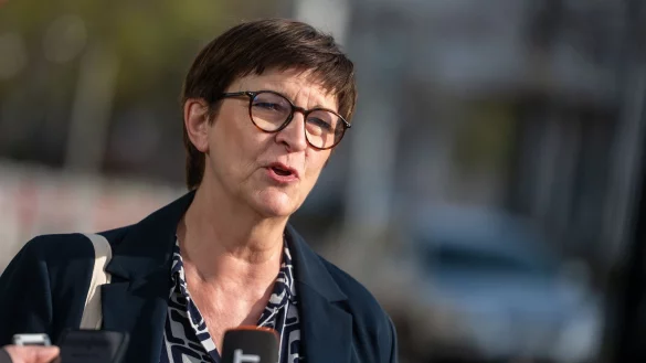 SPD-Chefin Saskia Esken äußert sich vor der Fortsetzung der Verhandlungen in der CDU-Zentrale in Berlin. - © Christophe Gateau/dpa
