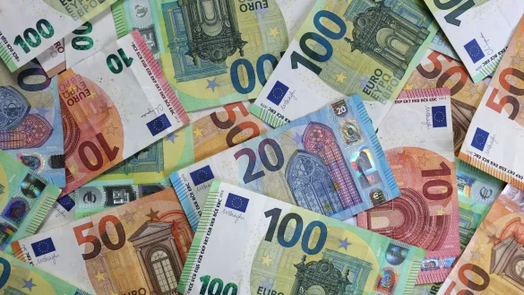 Die Finanzminister der Grünen fordern für Ihre Zustimmung mehr Geld (Symbolbild). - © Karl-Josef Hildenbrand/dpa