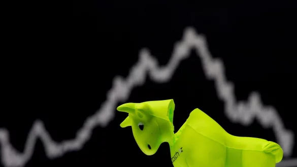 Alles grün? Manche Anleger legen Wert auf nachhaltige Geldanlagen - © Boris Roessler/dpa/dpa-tmn