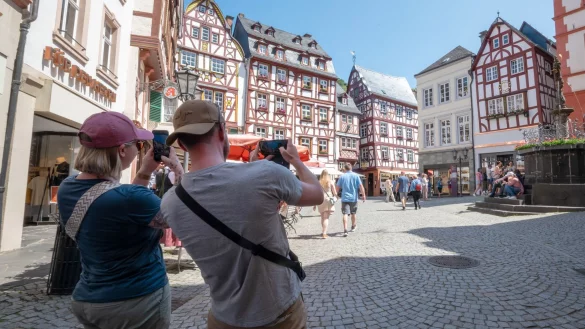 Touristen im Fachwerk-Städtchen Bernkastel-Kues. Die Lust aufs Reisen ist ungebrochen. - © Harald Tittel/dpa