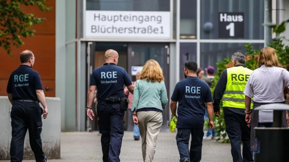 Gegen den festgenommenen 17-J&auml;hrigen gibt es nach dem Angriff in einem Berufskolleg noch weitere Verdachtspunkte. (Archivbild) - &copy; Christoph Reichwein/dpa