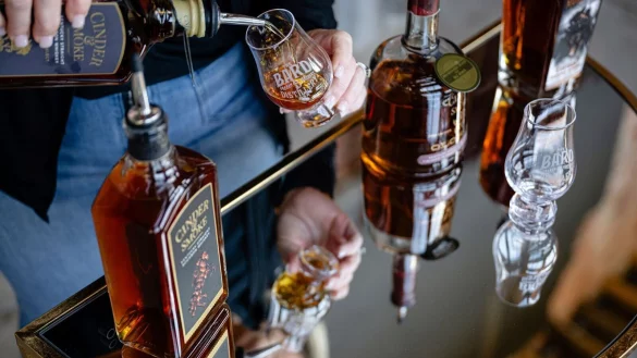 Whiskey aus den USA könnte in Deutschland bald teurer werden. - © Jon Cherry/FR171965 AP/AP/dpa