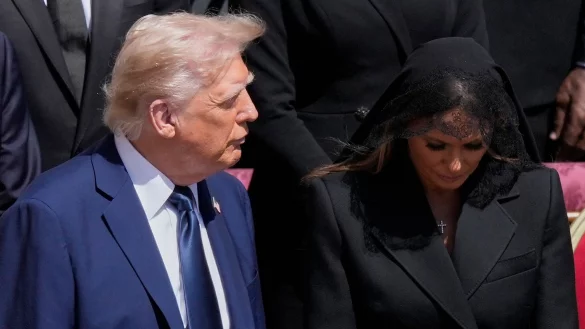 Vor einer Woche nahm Trump noch an den Trauerfeierlichkeiten f&uuml;r Papst Franziskus in Rom teil. (Archivbild) - &copy; Gregorio Borgia/AP/dpa