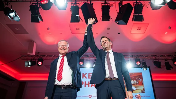 Der bisherige Wirtschaftsminister Olaf Lies (rechts) soll den langj&auml;hrigen Ministerpr&auml;sidenten Stephan Weil beerben. - &copy; Moritz Frankenberg/dpa