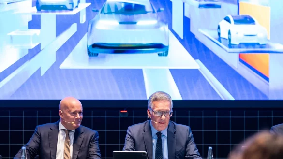 VDA-Geschäftsführer Jürgen Mindel (rechts) und der Rechtsanwalt Christian Vorländer (links) als Vertreter der Messe MÜnchen präsentieren das Konzept der bevorstehenden Automesse IAA. Die bedrängten deutschen Hersteller wollen ein «Signal der Zuversicht» senden. - © Lennart Preiss/dpa