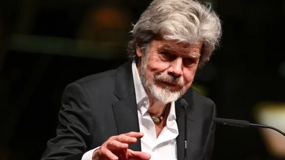 Dem Extrembergsteiger zufolge sei die Natur unendlich im Vergleich zum Menschen, dieser fehlerhaft. (Archivbild) - © Hendrik Schmidt/dpa