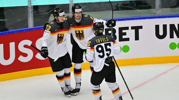 Die deutschen Nationalmannschaft muss bei der WM vorerst auf Lukas Reichel (l) verzichten. - &copy; V&iacute;t Simanek/CTK/dpa