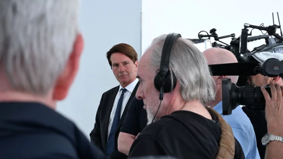 Der ehemalige Regierungssprecher B&eacute;la Anda (Mitte) macht k&uuml;nftig &Ouml;ffentlichkeitsarbeit f&uuml;r die in Hamburg vor Gericht stehende Unternehmerin Christina Block. (Archivbild) - &copy; Wolf von Dewitz/dpa