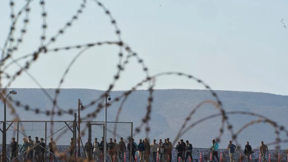 Aus dem Mittelmeer gerettete Migranten, hier im griechischen Hafen von Lavrio. - &copy; Petros Giannakouris/AP/dpa