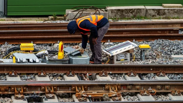 Die Riedbahn ist die erste sanierte Strecke im Rahmen der sogenannten Generalsanierung. (Archivbild) - © Andreas Arnold/dpa