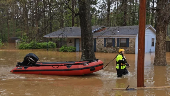 Teilweise kamen die Rettungskräfte nur noch per Boot voran. - © Colin Murphey/Arkansas Democrat-Gazette/AP/dpa