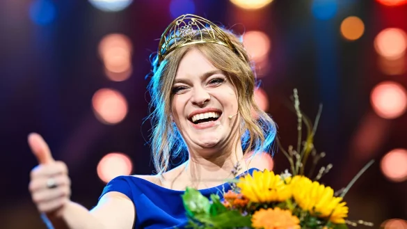 Auf die amtierende Weink&ouml;nigin Charlotte Weihl k&ouml;nnte erstmals ein Mann folgen (Archivfoto) - &copy; Uwe Anspach/dpa