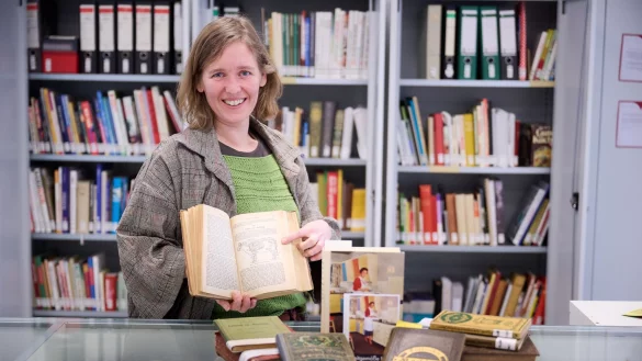 Das älteste Rezeptbuch in der Deutschen Kochbuchbibliothek ist etwa 300 Jahre alt. Museumsleiterin Mira van Leewen stellt es vor. - © Bernd Thissen/dpa