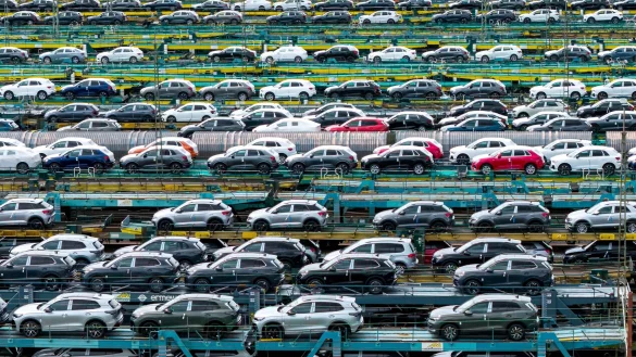 Für die Menschen hierzulande könnten große Autos billiger werden. - © Sina Schuldt/dpa