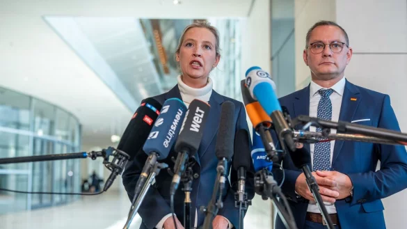 Die AfD-Chefs Alice Weidel und Tino Chrupalla kritisieren &laquo;Spielchen&raquo; der anderen Parteien. - &copy; Michael Kappeler/dpa