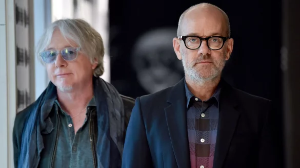 Superstar im Rentenalter: Stipe mit ex-R.E.M.-Bandkollege Mike Mills - &copy; Britta Pedersen/zb/dpa