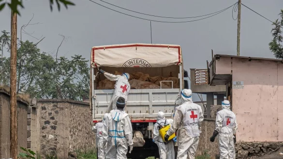 Bei den Kämpfen zwischen den M23-Rebellen und Regierungstruppen im Ost-Kongo hat es viele Opfer gegeben. - © Moses Sawasawa/AP/dpa