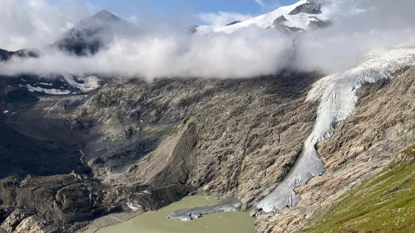Wo vor sechs Jahren noch Eis war, hat sich jetzt ein See gebildet. - © Sabine Dobel/dpa